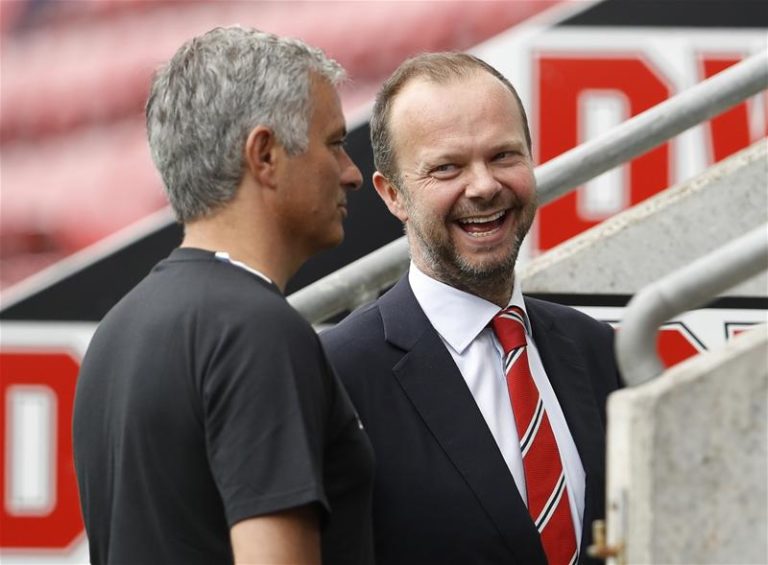 Bryan Robson urges United to up their spending game to be as good as City