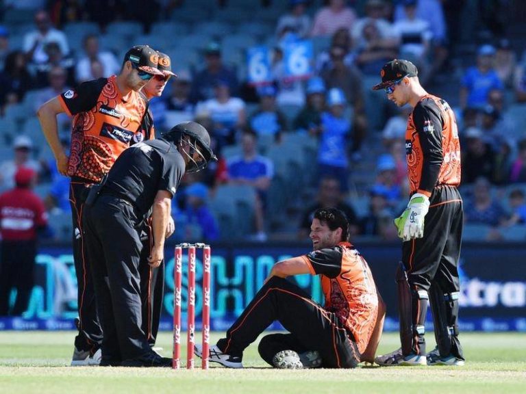 Australian bowler Nathan Coulter-Nile suffers vertigo in BBL game