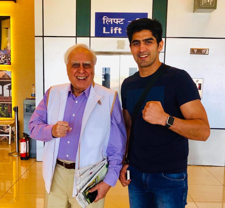 Boxing star Vijender Singh joins Congress